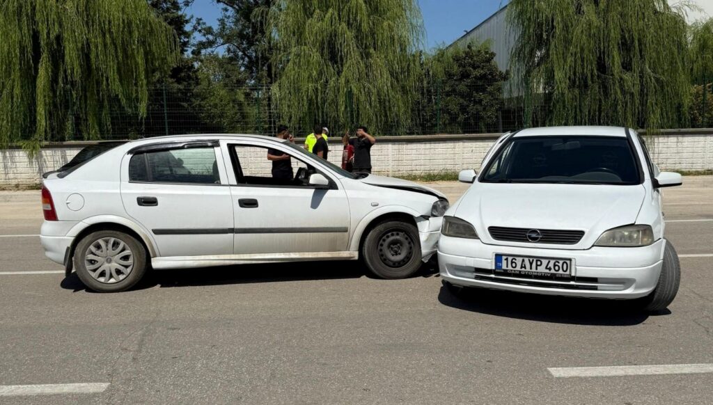 2 otomobil carpisti 2 yarali M6E8Ez5g