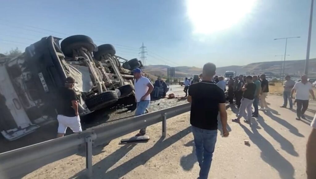 beton mikseri otomobilin uzerine devrildi vatandaslar aracta sikisti VjTsGtVs