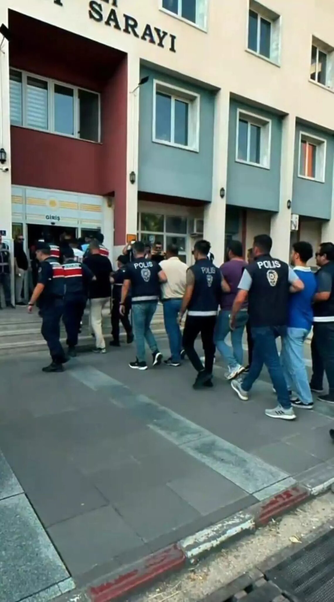 dallas cetesi operasyonu 13 tutuklama AQ3hPObZ