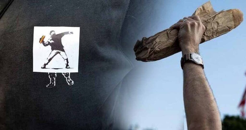 direnisin yeni sembolu banksynin cicek firlatan adami sandvic adama donustu protesto gosterilerinde artik sandvic tutuyorlar EywIQC8A