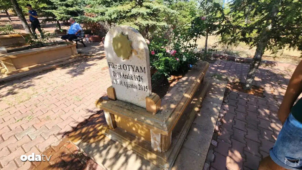 fikret otyam mezari basinda anildi zm6Ge3Jw