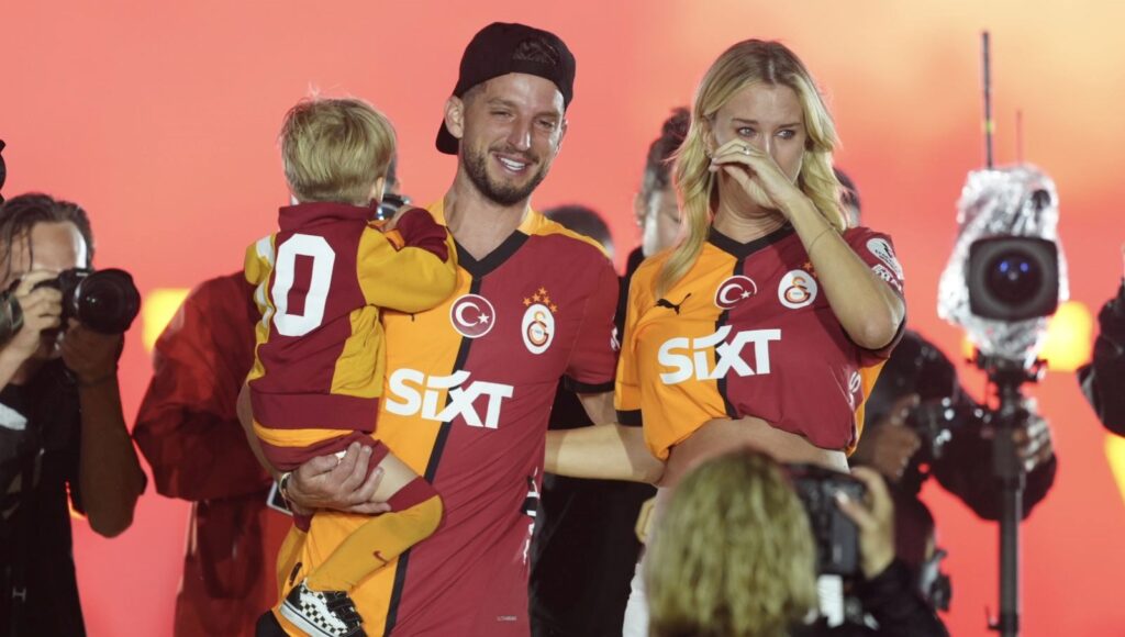 gozyaslariyla galatasaraydan ayrilmistimertensten futbola veda LzwN9i7j