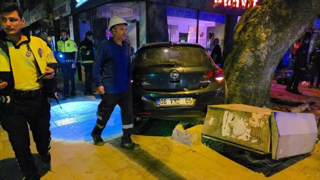 inegolde otomobil dukkan duvarina carpti N3hCVRU6