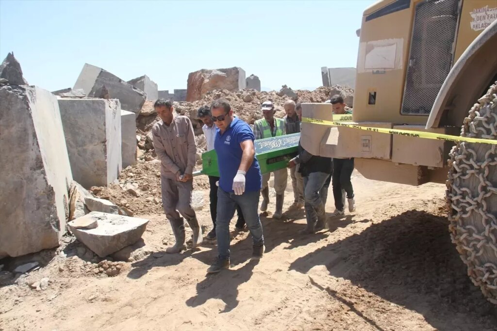 mermer blok altinda kalan muhendis hayatini kaybetti YrnGMH6k