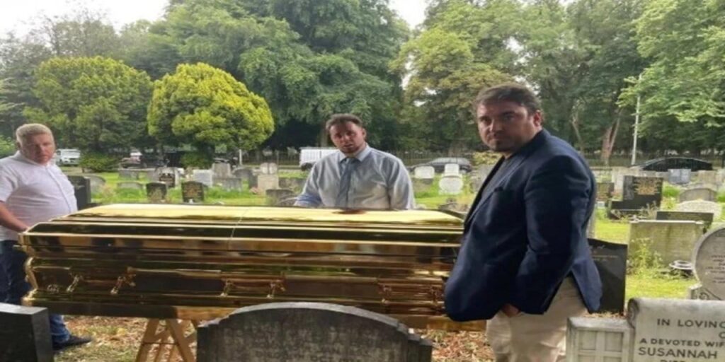 ‘Roman Kral’ som altın tabutuyla gömüldü