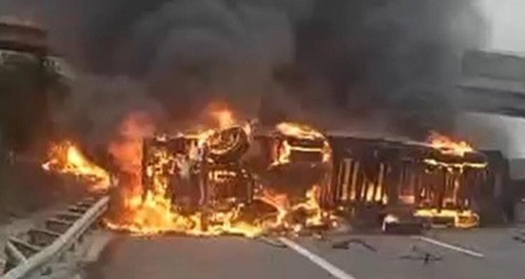 tarsusta bariyerlere carpan tir alev aldi sqgVxgU9