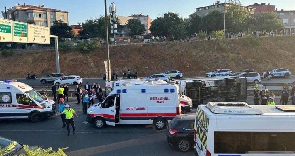 umraniyede servis midibusu devrildi yaralilar var Ef8hKAM9