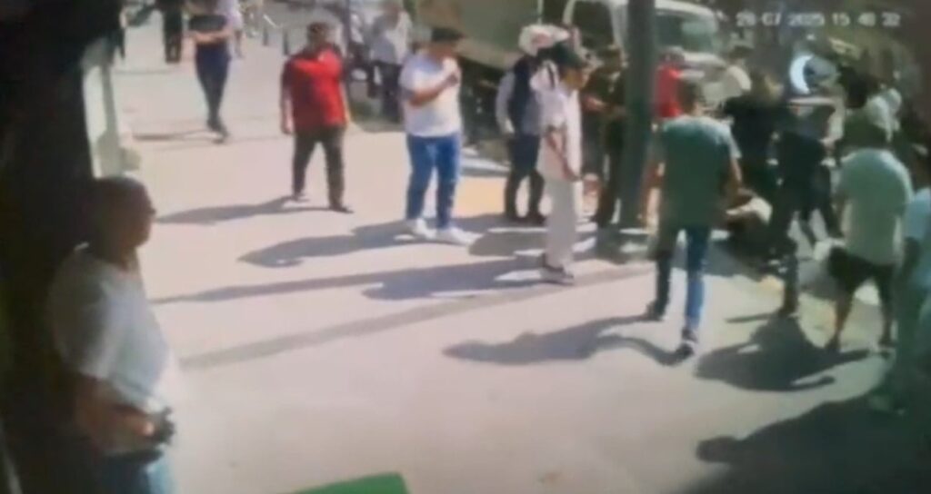 yolu kapatan nakliyeciye esnaftan meydan dayagi 9V87r8vl