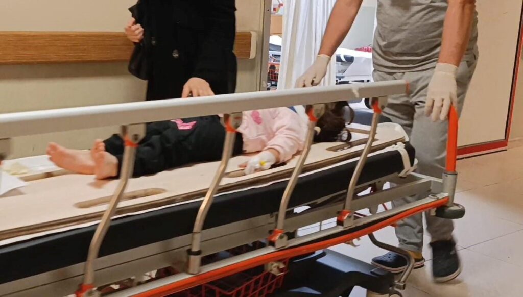 2 yasindaki cocuk balkondan duserek yaralandi sDJlbCtW