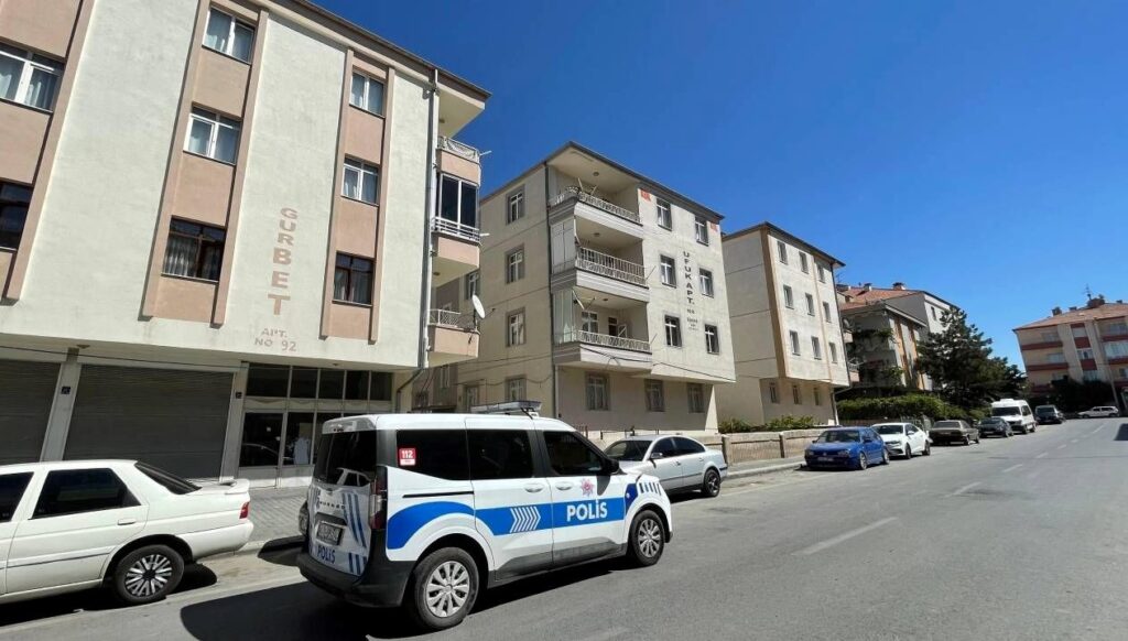 altinlari caldi iddiasi misafirlige gittigi arkadasinin evinde bicaklandi metQvhB4