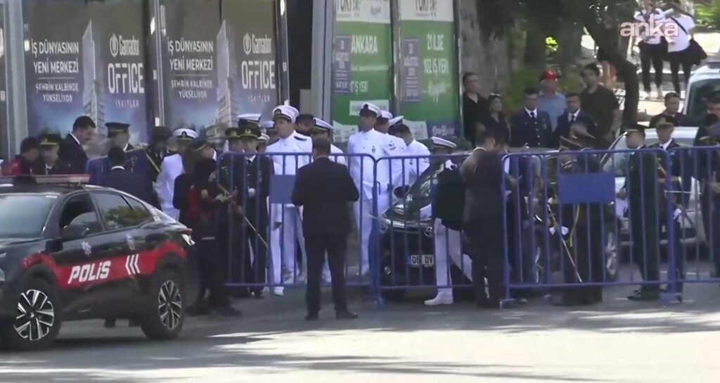 anitkabirde asker onlemi isimleri kontrol edildi ustleri arandi dhczH2yi