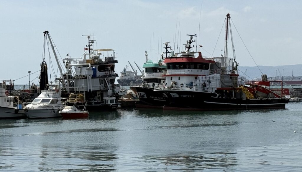 av yasagi bitti ama balikcilar yine denize acilamadi GLWvOY25