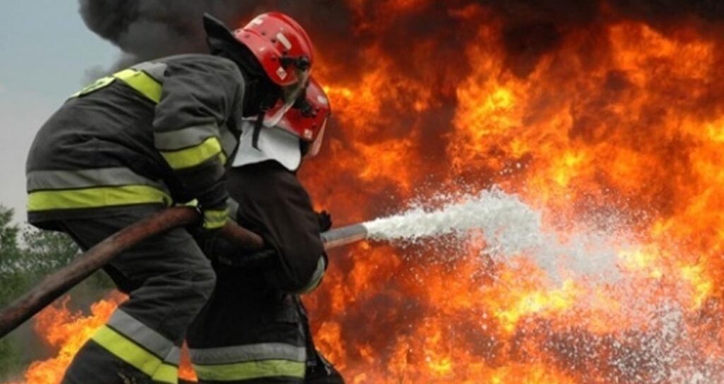 Boya üretim tesislerindeki yangın ekipleri harekete geçirdi