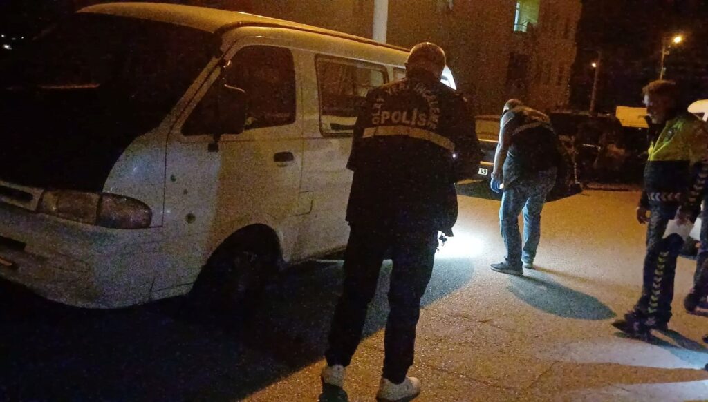 dur ihtarina uymadi polise carpip kacti XbBgEBAS