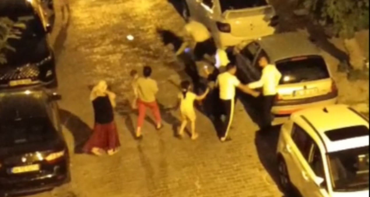 komsularin park yeri kavgasi tek yumrukla yere yigildi 9WZ6xK8A