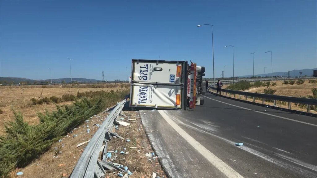 orhangazide tir devrildi surucu yarali Udhs1O2w