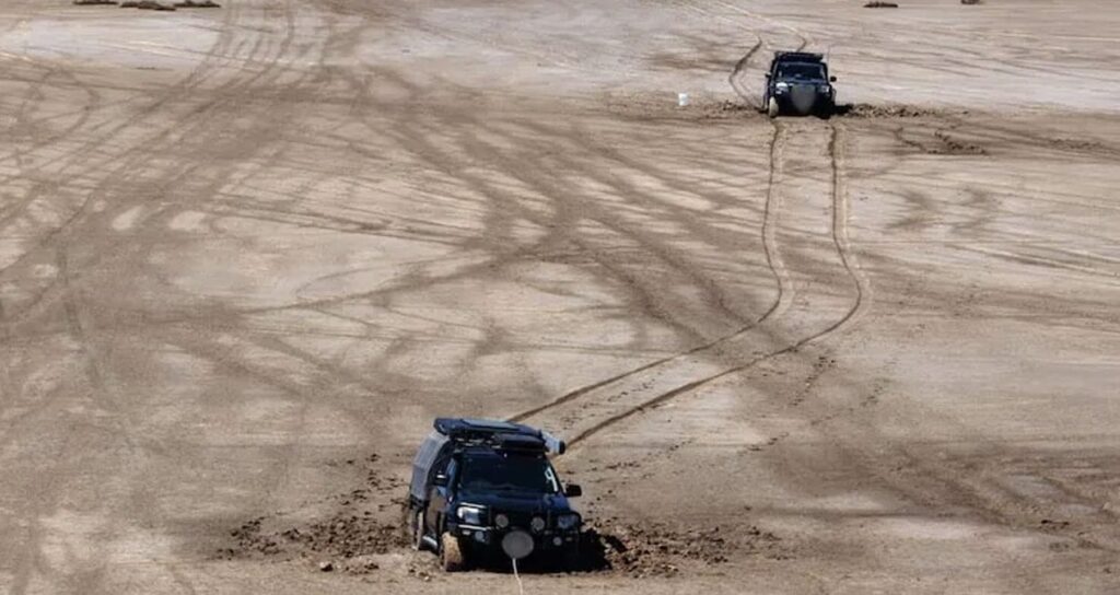 bu yola giren arabasini birakip gidiyor ustune 134 bin tl ceza oduyor 1KJdsEa3.jpg