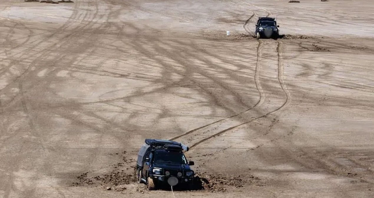 bu yola giren arabasini birakip gidiyor ustune 134 bin tl ceza oduyor 1KJdsEa3.jpg