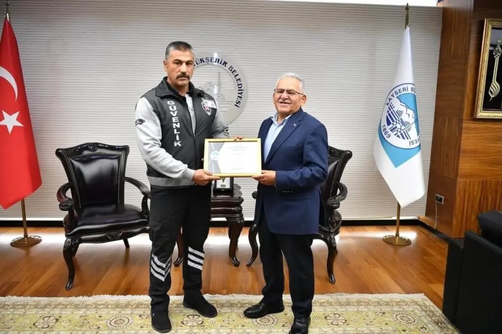 buyuksehir belediye baskani tramvay kazasini onleyen guvenlik gorevlisini odullendirdi pjQWaD1m.jpg