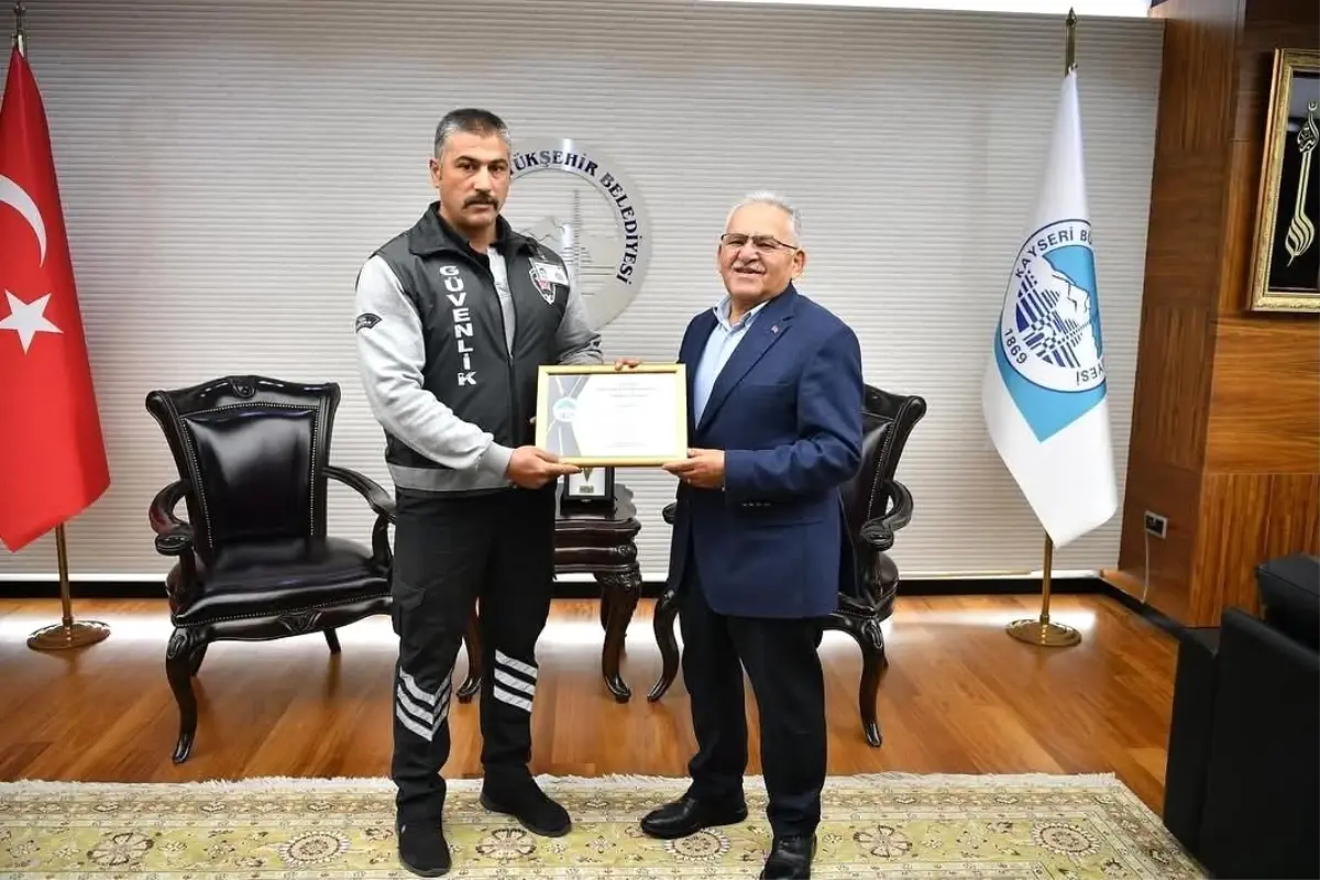 buyuksehir belediye baskani tramvay kazasini onleyen guvenlik gorevlisini odullendirdi pjQWaD1m.jpg