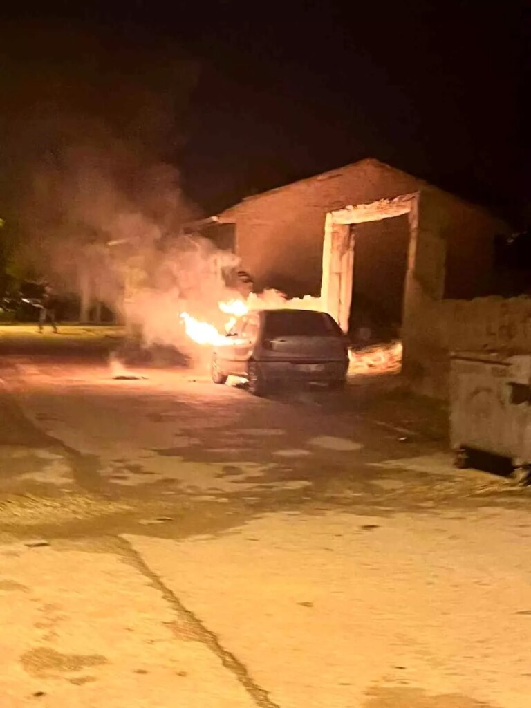 eskisehirde park halindeki otomobil yangini CVdMGDet.jpg