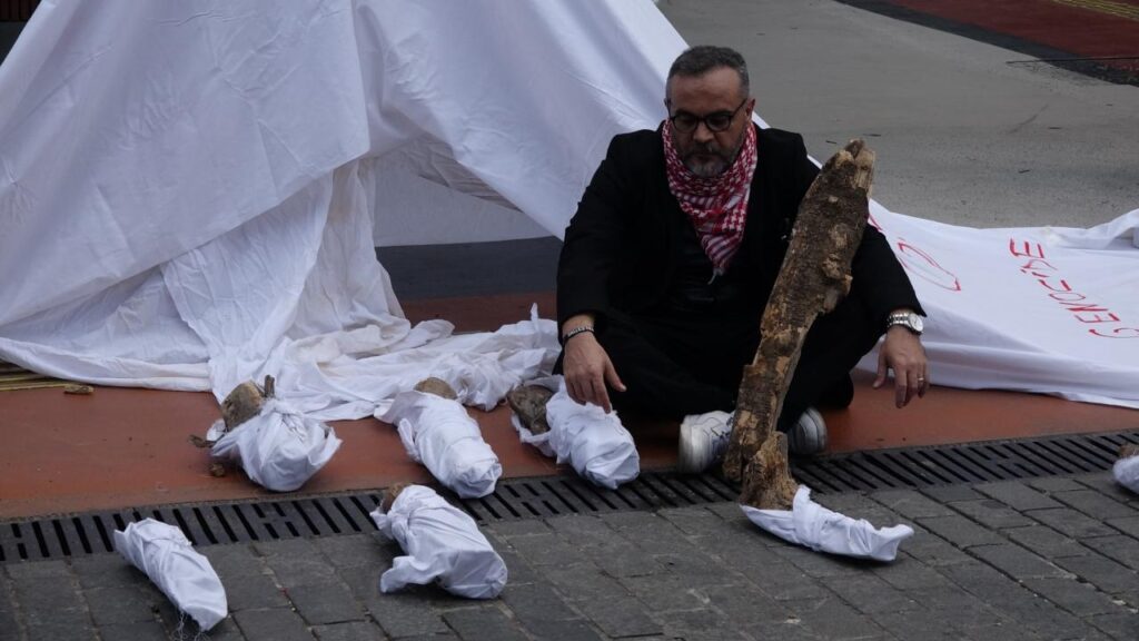 gazzede olen bebeklere dikkat cekmek icin kefenli eylem yapti TWmFJI5i