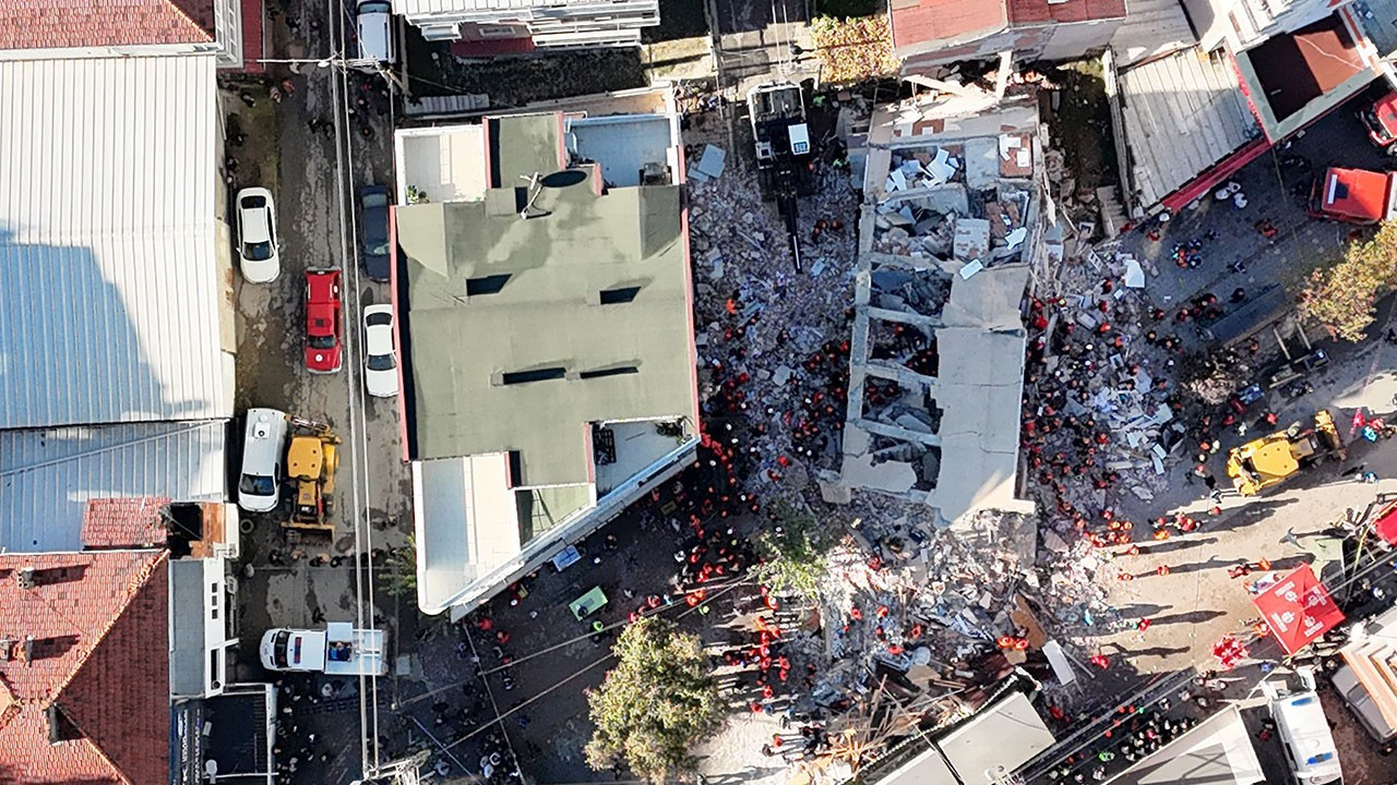 gebzede coken binada enkaz altinda kalan aile fertlerinin kimlikleri belli oldu RdJhRE95.jpg