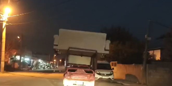 hatayda sorumsuz surucu pes dedirtti motosikletle koltuk tasidi xfJK9nse.jpg