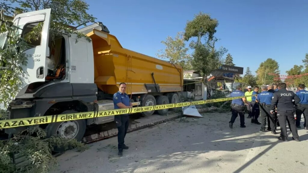 Malatya’da Freni Boşalan Kamyon Kazası