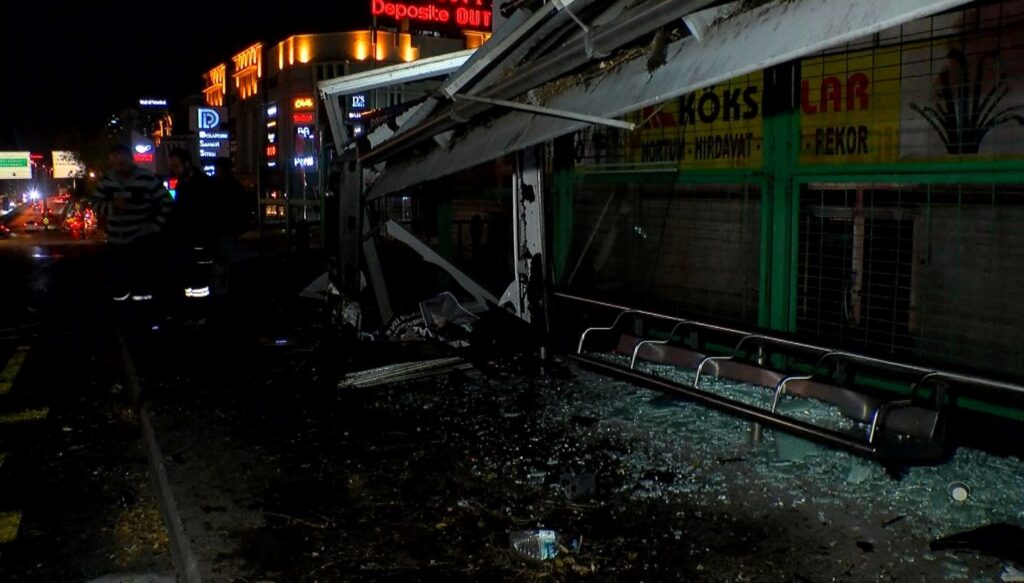 otomobil duraga daldi agac faciayi engelledi 1 yarali u6TvDA9h.jpg