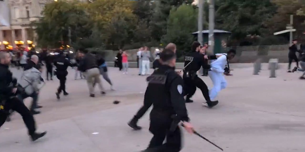 paristeki konserde izdiham arbede yasandi 8I7cPx8l.jpg