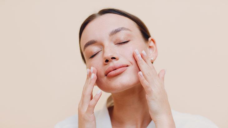 Soğuk havada yağ tabakası azalıyor, cilt nemini kaybediyor! Cildiniz kışa hazır mı?