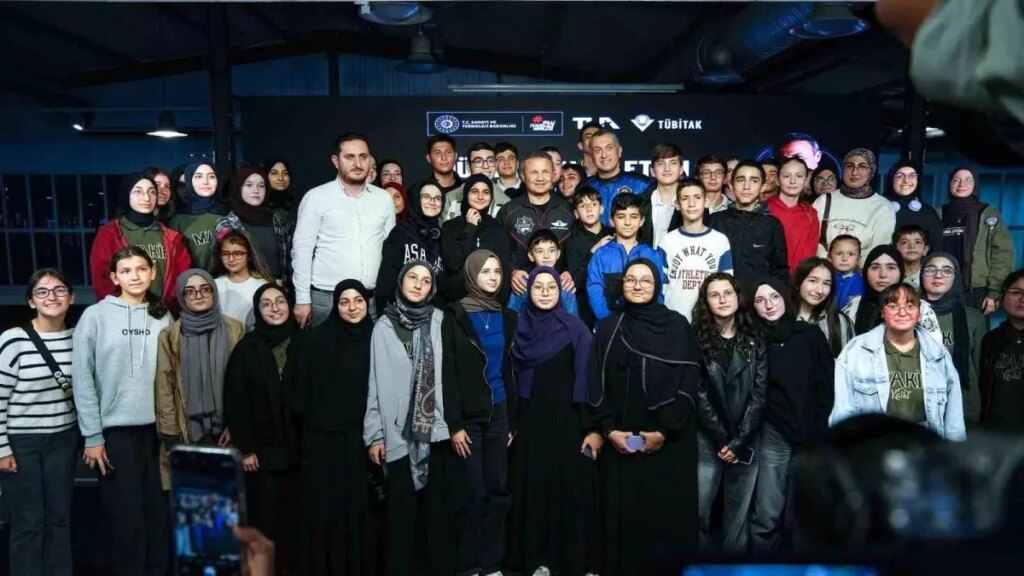 turkiyenin ilk astronotu alper gezeravci ogrencilerle uzay deneyimlerini paylasti 5l1vRhLa.jpg