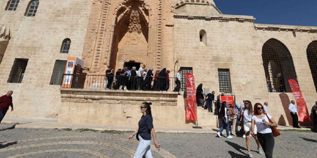 500 bin kisi mardine akin etti gjJLF6X1.jpg