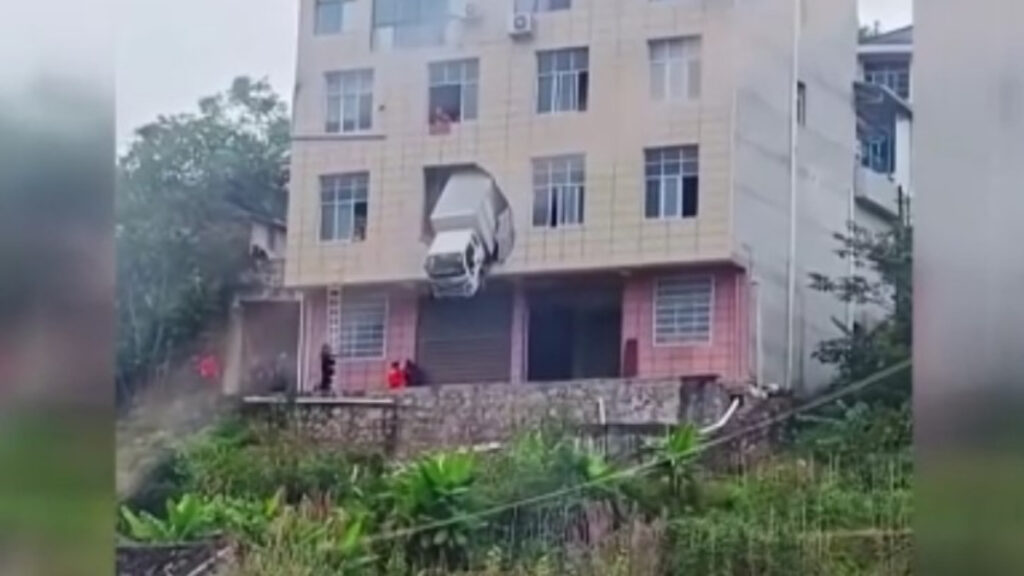 cinde kontrolden cikan kamyon bina duvarini asti UWdXrZSR.jpg