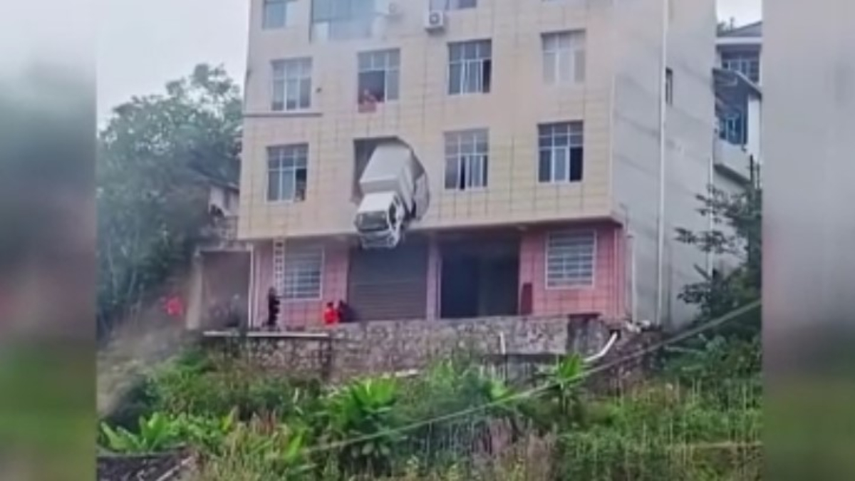 cinde kontrolden cikan kamyon bina duvarini asti UWdXrZSR.jpg