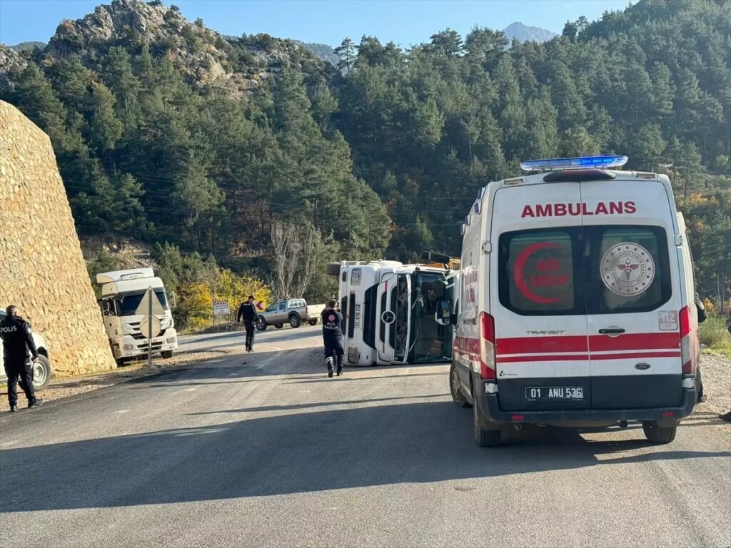 Feke’de Kamyon Devrildi, Sürücü Yaralandı