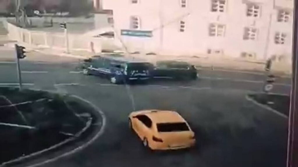 Makam aracı jandarma minibüsüne çarptı: 2 asker yaralandı