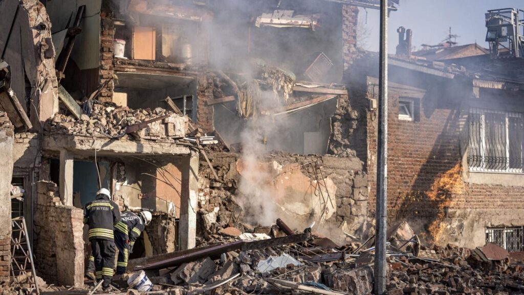 Son Dakika: Erzurum’da doğalgaz patlaması! İki katlı ev çöktü