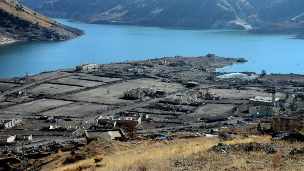 Sular çekildi, köy yıllar sonra gün yüzüne çıktı