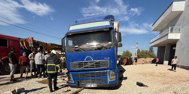 Tır lastiğini değiştirirken aracın altında kaldı, yaşamını yitirdi