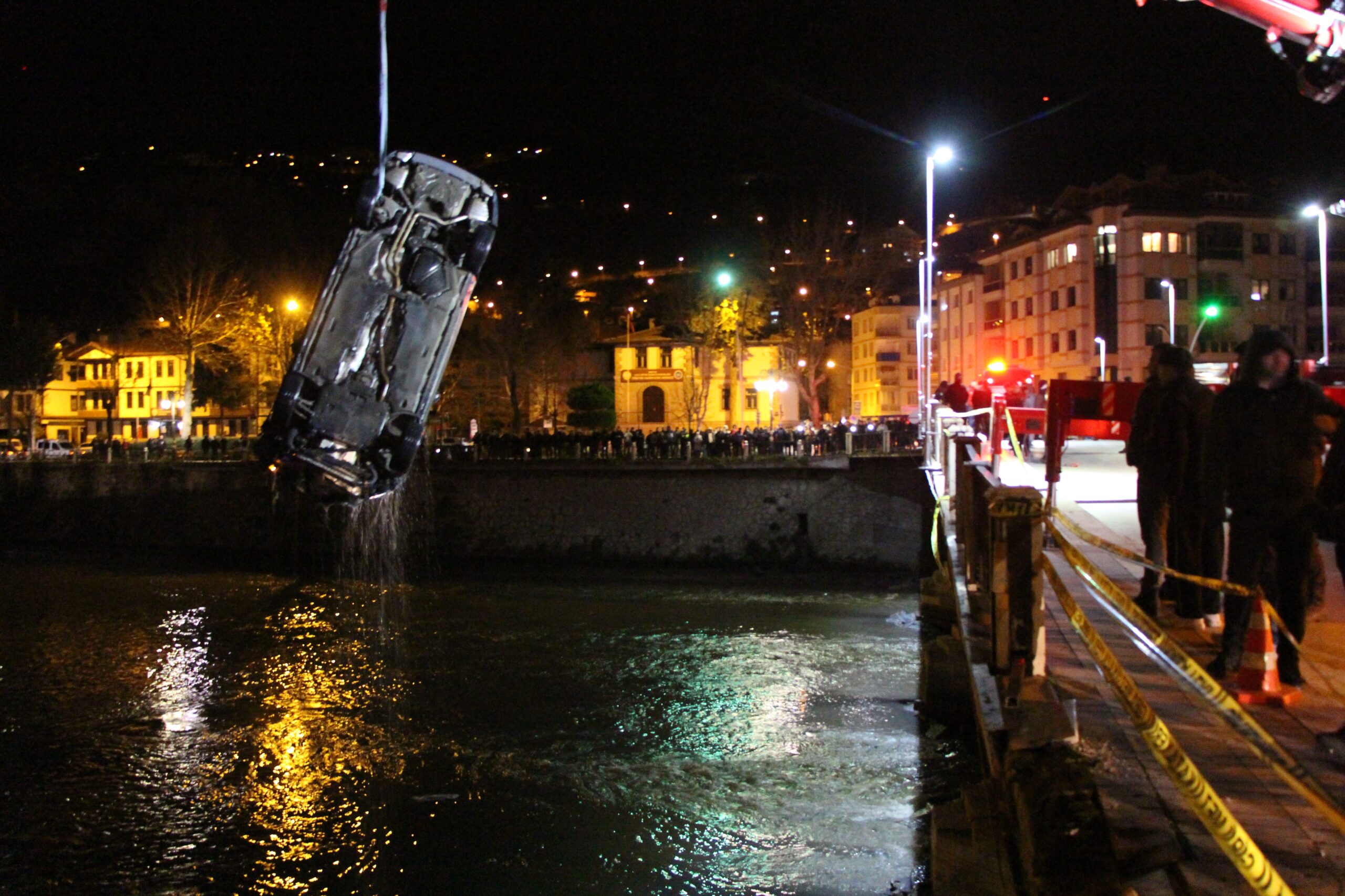 Amasya’da otomobil köprüden nehre uçtu