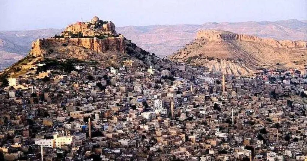Mardin 1. Cadde’de tarihi dokuya aykırı unsurlar kaldırılıyor