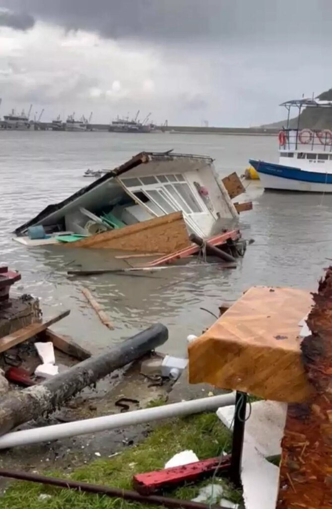 Türkeli’de Fırtına Balıkçı Barınağını Vurdu