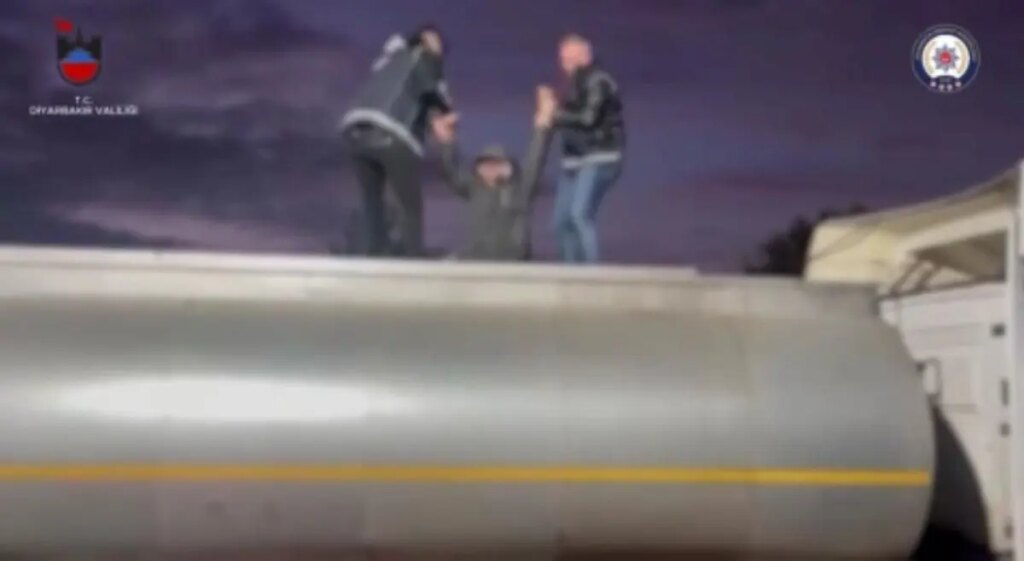 Atık tankerinden 32 kaçak göçmen çıktı