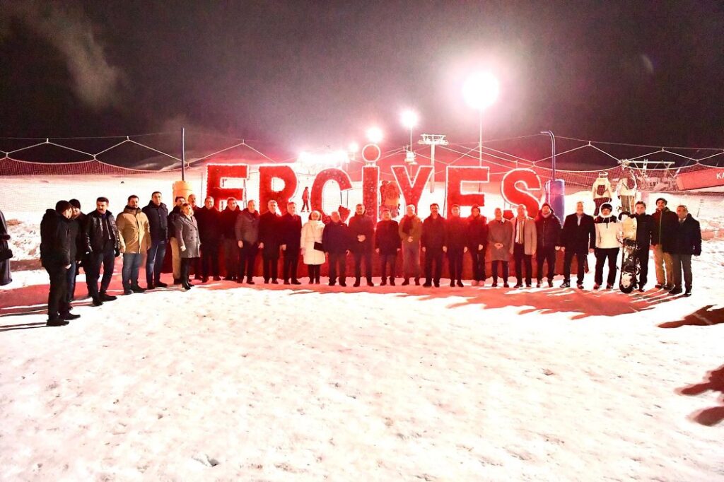 Başkan Büyükkılıç, Bakan Tekin'i Erciyes'te Ağırladı, Gece Kayağı Yapan Kayakseverlerle Buluştu