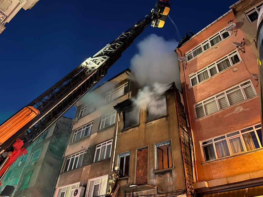 Kadıköy’de metruk binada yangın. Pencereden atlayan kişi ağır yaralı