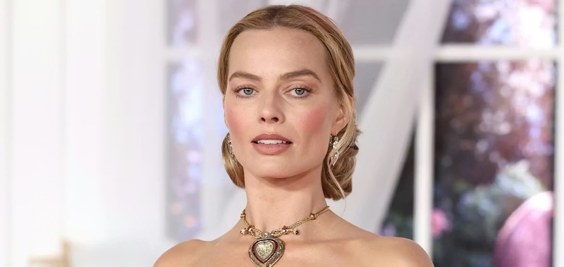 Kırmızı Halıda Tarihle Buluşma: Margot Robbie, Elizabeth Taylor’ın Kolyesi ile Objektiflerin Karşısındaydı