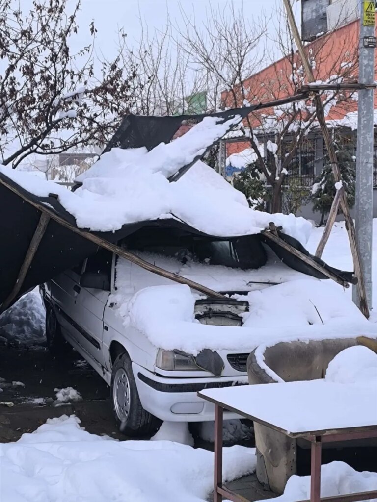 Nurdağı’nda Kar Yağışı Çatıları Çöktürdü