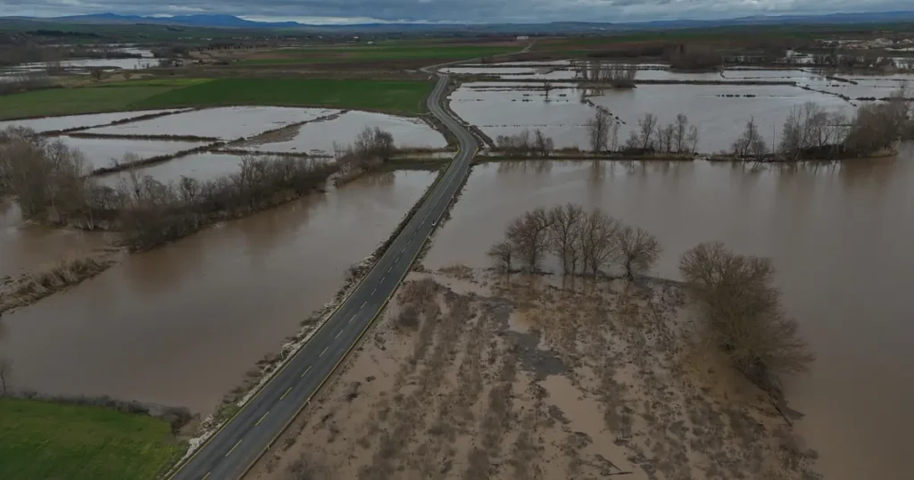 Tunca Nehri alarm veriyor: Tarım arazileri ve yollar sular altında kaldı